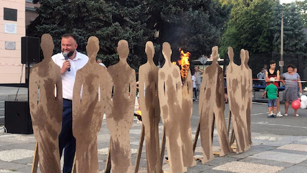 Свежие новости: Замглавы ОГА Кушнир сжег картонных «оппонентов» на площади в Первомайске