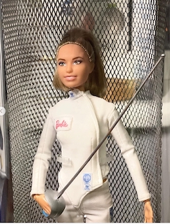 Свежие новости: Миколаївська шаблістка Харлан виставила на аукціон унікальну Барбі: гроші підуть для військових