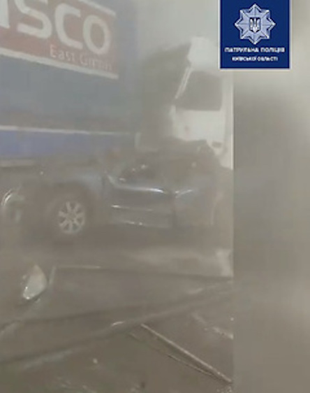 Свежие новости: На трассе под Киевом из-за непогоды столкнулись четыре грузовика и две легковушки – есть погибшие