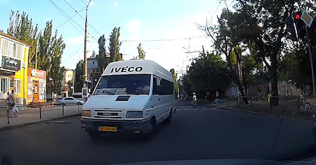 Свежие новости: ВИДЕО: В Николаеве водитель «маршрутки» обогнал троллейбус с нарушением ПДД