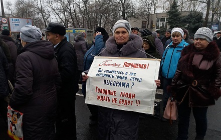 Свежие новости: Заводчане после того, как никто из руководства ОГА к ним не вышел, снова перекрыли движение по Варваровскому мосту в Николаеве