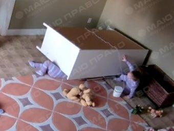 Фото новости: Интернет шокировало видео спасения 2-летнего мальчика братом-близнецом Свежие новости: Интернет шокировало видео спасения 2-летнего мальчика братом-близнецом