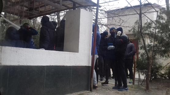 Фото новости: Николаевские радикалы под руководством управляющей делами Херсонского городского совета атакуют херсонскую Школу политического образования Свежие новости: Николаевские радикалы под руководством управляющей делами Херсонского городского совета атакуют херсонскую Школу политического образования