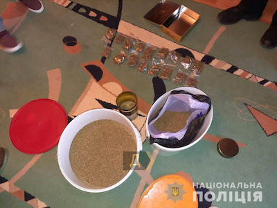 Фото новости: Одесситов задержали по подозрению в продаже наркотиков Свежие новости: Одесситов задержали по подозрению в продаже наркотиков