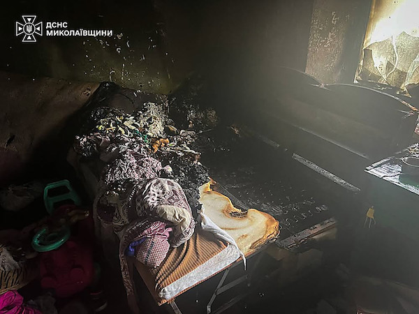 Фото новини: Баштанщина: чоловік вибив двері палаючого будинку, щоб урятувати двох дітей Свіжі новини: Баштанщина: чоловік вибив двері палаючого будинку, щоб урятувати двох дітей