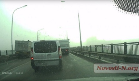 Свежие новости: ВИДЕО: На мосту в Николаеве у «КамАЗа» оторвался прицеп
