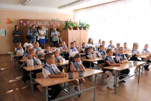 Свежие новости: Депутат Григорян презентував школам Южноукраїнська спортивнi м'ячi