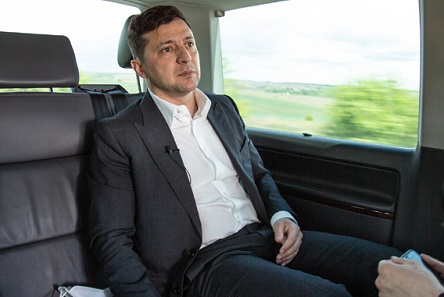 Фото новости: Зеленский: Принципиально в Facebook не хожу из-за армии ботов Порошенко Свежие новости: Зеленский: Принципиально в Facebook не хожу из-за армии ботов Порошенко