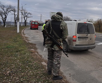 Свежие новости: Патрульных, которые стоят на въездах в Николаев, усилили бойцами «Святого Николая»